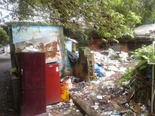 അംഗനവാടിക്ക് ചുറ്റിലും മാലിന്യ കൂമ്പാരം; കൊതുക്, അസഹനീയ ദുർഗന്ധം... ഭീതിയോടെ കുരുന്നുകള്‍