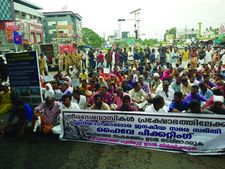 കടല്‍ക്ഷോഭം: തീരദേശ വാസികള്‍  ദേശീയ പാത ഉപരോധിച്ചു