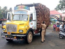അമിതമായി തടികയറ്റി വരുന്ന  ലോറികള്‍ യാത്രക്കാര്‍ക്ക് അപകട ഭീഷണിയുയര്‍ത്തുന്നു