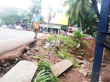 താഴെ പടനിലം അപകടവളവിൽ വെള്ളം കേറി; സംരക്ഷണ ഭിത്തി തകർന്നു, യാത്രക്കാർക്ക് അപകട ഭീഷണി ...