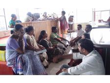  കൂത്താട്ടുകുളത്ത് അനധികൃത കെട്ടിട നിർമ്മാണം: പ്രതിപക്ഷാംഗങ്ങൾ കുത്തിയിരുന്നു പ്രതിഷേധിച്ചു