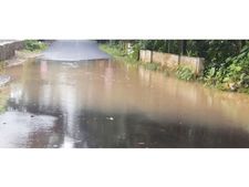 മഴ വന്നതോടെ റോഡ് തോടായി; റോഡ് നിർമ്മാണത്തിലെ അപാകത, നാട്ടുകാർ വിജിലൻസിൽ പരാതി നൽകി