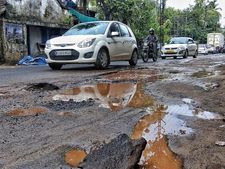 പൈപ്പിന് കുഴിയെടുത്തു: റോഡ് തകര്‍ന്ന് തരിപ്പണമായി,  ഇരുചക്രവാഹന യാത്രക്കാരുടെ നടുവൊടിയും! 