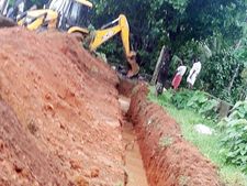 കനത്ത മഴയില്‍  വീട് ഒറ്റപ്പെട്ടു: വെള്ളമൊഴിവാക്കാന്‍ സ്റ്റേഡിയം മതില്‍ പൊളിച്ചു മാറ്റി