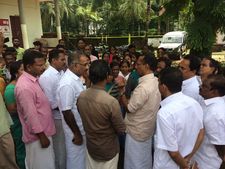 കട്ടിപ്പാറ ഉരുള്‍പൊട്ടല്‍;  ആശ്വാസവാക്കുകളുമായി മന്ത്രി, മരണപ്പെട്ട  ഷംനയുടെ ബന്ധുക്കളെ സന്ദർശിച്ചു