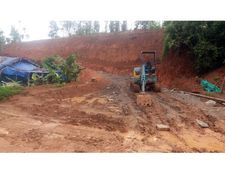 മഴക്കുഴി തീര്‍ത്തപ്പോള്‍ റോഡ് ചെളിക്കുളം: പുറംലോകം തൊടാനാവാതെ പനങ്കണ്ടി ആദിവാസി കോളനിവാസികള്‍
