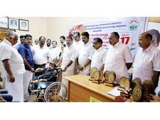 വയനാട്ടില്‍ നിര്‍ധനരോഗികള്‍ക്ക് യൂത്ത് കോണ്‍ഗ്രസ്  മെഡിക്കല്‍ ഉപകരണങ്ങള്‍ നല്‍കി