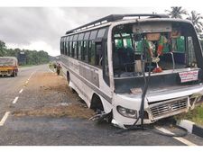 ദേശീയപാതയില്‍ ബസ്  ഡിവൈഡറിലിടിച്ച്  30 പേര്‍ക്കു പരുക്ക്