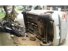 ഓണക്കൂറിൽ നിയന്ത്രണം വിട്ട ബൈക്കുകള്‍ തകർത്തു: കാര്‍ യാത്രക്കാര്‍ അത്ഭുതകരമായി രക്ഷപ്പെട്ടു!!