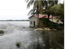 കുട്ടനാട്ടില്‍ ഇരച്ചുകയറി കിഴക്കന്‍ വെള്ളം; ആലപ്പുഴ-ചങ്ങനാശേരി റോഡ് വെള്ളത്തിനടിയിലായി