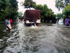 മഴ മാറി: ദുരിതക്കയത്തിൽ കുട്ടനാട്ടുകാർ, കൃഷിയും വീടും വളര്‍ത്തുമൃഗങ്ങളെയും ഉപേക്ഷിച്ചിട്ട് ദിവസങ്ങൾ!