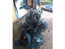  സ്വകാര്യ ബസ് ജീവനക്കാരന്‍റെ വീട്ടു മുറ്റത്ത് നിർത്തിയിട്ട ബൈക്ക് കത്തി നശിച്ചു: അന്വേഷണം ആരംഭിച്ചു!