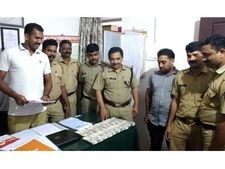  ബൈക്കിന്റെ ടാങ്ക് കവറില്‍ കെട്ടുകളാക്കി കുഴല്‍പ്പണം കടത്തി, ഒമ്പത് ലക്ഷം രൂപ പിടിച്ചെടുത്തു!