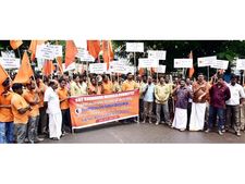 ദേശീയപാതയിലെ മരണക്കുഴികൾക്ക്  അറുതിവരുത്തുക; ബിഎംഎസ് ദേശീയപാത ഉപരോധിച്ചു