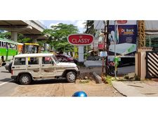 നഗരസഭയുടെ മൂക്കിന് താഴെ ദേശീയ പാത കയ്യേറി പരസ്യബോർഡ്; ബുദ്ധിമുട്ട് നാട്ടുകാർക്ക്, നടപടിയില്ല...