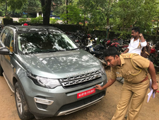 രണ്ടു വർഷമായി ടാക്സും, റെജിസ്ട്രേഷനും നടത്താതെ സർവ്വീസ് നടത്തിയ ആഡംബര കാർ പിടികൂടി 