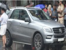 നികുതി അടച്ചില്ല;  നാദാപുരം സ്വദേശിയുടെ ഒരു കോടി രൂപ വിലയുള്ള  ആഡംബരകാര്‍ അധികൃതർ തടഞ്ഞു