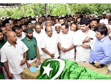 ജന്മനാടിന്റെ വിട: ഔദ്യോഗിക ബഹുമതികളോടെ ചെര്‍ക്കളം അബ്ദുള്ളയുടെ ഭൗതിക ശരീരം  ഖബറടക്കി