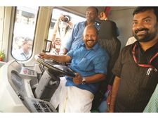 വെറും ആനവണ്ടിയല്ല'  ഇ-ബസ്‌'... ഇലക്ട്രിക്ക് ബസ് വടക്കുംനാഥന്റെ മണ്ണിലും...