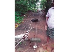 വൈദ്യുതി പോസ്റ്റ് തകര്‍ന്നുവീണു: അഞ്ചാംക്ലാസുകാരന് ഷോക്കേറ്റു; പിതാവ് സാഹസികമായി രക്ഷപ്പെടുത്തി