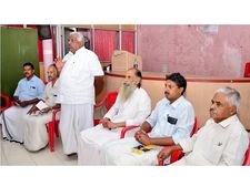 വേതനവും ഗ്രാറ്റുവിറ്റിയുമില്ല:  വയനാട്ടില്‍ എല്‍സ്റ്റണ്‍ എസ്റ്റേറ്റില്‍ തൊഴിലാളികള്‍  സമരത്തിന്