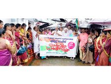 തോട്ടം തൊഴിലാളികളുടെ വേതനം 600 രൂപയാക്കണം: ഐഎന്‍ടിയുസി മാര്‍ച്ചില്‍ പ്രതിഷേധമിരമ്പി