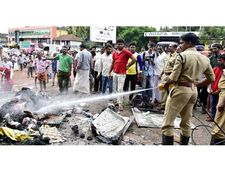  ചെര്‍ക്കളയിൽ വൻ തീപിടുത്തം: തീപിടുത്തം ഷോപ്പിംഗ് കോംപ്ലക്സില്‍! അപകടം ജനറേറ്ററിന് തീപിടിച്ച്! 