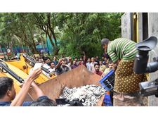 വടകര: ഫോര്‍മാലിന്‍ ചേര്‍ത്ത നാല് ടണ്‍ മല്‍സ്യം  പിടികൂടി നശിപ്പിച്ചു,  പുറത്തറിഞ്ഞത് ലോറി കേടായതോടെ!