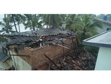 വടകരയിൽ കനത്ത മഴയില്‍ വീട് തകര്‍ന്നു, വീട്ടുകാര്‍ അത്ഭുതകരമായി രക്ഷപ്പെട്ടു