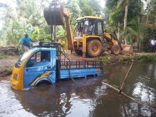 കുട്ടനാട്ടില്‍ ഭക്ഷണസാധനവുമായി എത്തിയ വാഹനം തോട്ടിലേക്കു മറിഞ്ഞു