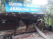 ജില്ലാ ജനറല്‍ ആശുപത്രി വളപ്പില്‍ ജനത ഫാര്‍മസിക്ക് സമീപം മരം കടപുഴകി വീണു മൂന്നുപേര്‍ക്ക് പരുക്ക്