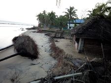 കടലാക്രമണ ഭീതിയില്‍  കാപ്പിരിക്കാട് തീരം; കുടുംബങ്ങൾ വിട്ടുപോയി, തീരങ്ങൾ കവർന്നെടുത്തു!