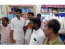 കൂത്താട്ടുകുളം പീപ്പിള്‍സ് ബസാറില്‍ അരിയും വെളിച്ചെണ്ണയും മറിച്ച് വിറ്റതായി പരാതി; നാട്ടുകാർ പ്രതിഷേധത്തിൽ