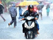 കോഴിക്കോട്ട് കനത്ത പേമാരി; പുഴകള്‍ കരകവിഞ്ഞുതന്നെ
