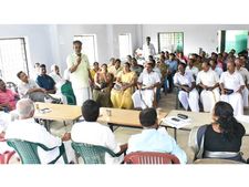മലിനീകരണം മൂലം ദുരിതം നേരിടുന്ന  ഓവി തോട്ടിലെ മാലിന്യ പ്രശ്‍നം:പ്രത്യേക യോഗം വിളിക്കും