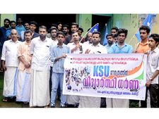 പ്രൈമറി വിദ്യാർത്ഥികൾക്ക് പ്രഭാതഭക്ഷണം മുടങ്ങി;പഞ്ചായത്ത് ഓഫീസിന് മുന്നിൽ  കെ എസ് യു പ്രതിഷേധം