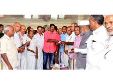 കനത്തമഴയിലെ നാശനഷ്ടങ്ങള്‍ക്ക് യുദ്ധകാലാടിസ്ഥാനത്തില്‍ നഷ്ടപരിഹാരം നല്‍കണമെന്ന് ലീഗ്; സി എച്ച് സെന്ററിന് വേണ്ടി സ്വരൂപീച്ച തുക കൈമാറി