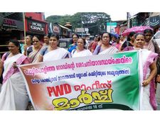 തകര്‍ന്ന റോഡുകള്‍ ഗതാഗതയോഗ്യമാക്കണം: മഹിളാ കോണ്‍ഗ്രസ് പിഡബ്ല്യുഡി ഓഫീസ് ഉപരോധിച്ചു