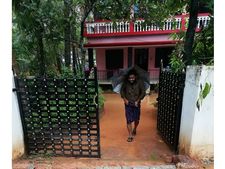 സാന്റ്ബാങ്ക്സ്  റോഡ് നവീകരണം പ്രദേശവാസികൾക്ക് ദുരിതമാകുന്നു;റോഡ് അരികിലെ വീടുകളില്‍ വെള്ളം കയറുന്നു