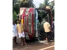   ഒരാള്‍ മരിക്കാനും 54പേര്‍ക്ക് പരുക്കേല്‍ക്കാനും കാരണമായ  ബസ് അപകടത്തിന് കാരണം മഴയും അമിത വേഗതയും