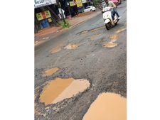സംസ്ഥാന പാതയിൽ  കുണ്ടും കുഴിയും: അപകടങ്ങൾ പതിയിരിക്കുന്നു