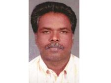 റോഡിലെ കുഴി ഒഴിവാക്കാന്‍ ശ്രമിക്കുന്നതിനിടെ ബൈക്ക് യാത്രികന്‍ ലോറി കയറി മരിച്ചു