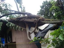 കനത്തമഴയില്‍ കാട്ടിക്കുളത്ത് വന്‍ നഷ്ടങ്ങള്‍: രണ്ട് വീടുകള്‍ തകര്‍ന്നു