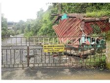 മരം വീണ് തകര്‍ന്ന ഗേറ്റ് തുറന്നില്ല; പെരുവണ്ണാമൂഴിയില്‍ സന്ദര്‍ശകര്‍ക്ക് മലകയറ്റം