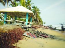 തീരദേശം കടലാക്രമണ ഭീതിയില്‍; പെരിയമ്പലം ബീച്ച് കടലെടുത്തു, പാര്‍ക്കും ഇരിപ്പിടവും തിരയെടുത്തു!
