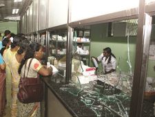 തൃശൂര്‍ ഗവ. മെഡിക്കല്‍ കോളജ് ഫാര്‍മസിയില്‍ യുവാവിന്റെ പരാക്രമം