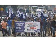 പ്ലസ് വണിന് സീറ്റില്ല; മുപ്പതിനായിരത്തോളം വിദ്യാർത്ഥികൾ പ്രതിസന്ധിയിൽ,മന്ത്രിയുടെ വസതിലേക്ക് മാർച്ച്