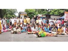 കടലാക്രമണം: തൃശൂരിലെ ദുരിത ബാധിതര്‍  ദേശീയ പാത ഉപരോധിച്ചു, ഉപരോധത്തിന് രാഷ്ട്രീയ പിന്തുണ