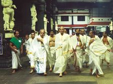 കണ്ണനെ കണ്‍കുളിര്‍ക്കെ കണ്ട് നിര്‍മാല്യം തൊഴുത് രാജ്‌നാഥ് സിങ്: 250 ഉദ്യോഗസ്ഥരുടെ സുരക്ഷ!! 