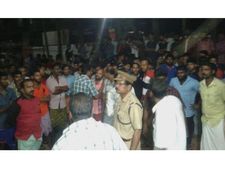 കോഴിക്കോട്: കാൽനടക്കാരനെ തടഞ്ഞുവച്ച് പണം തട്ടിപ്പറിച്ചോടി, നാട്ടുകാർ കൈയോടെ പിടികൂടി 